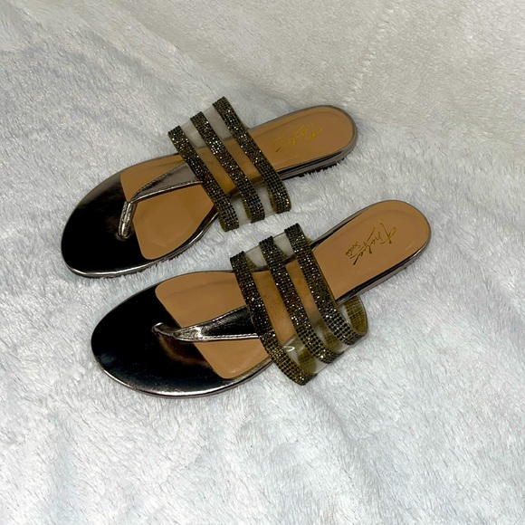 Thalia Sodi Idina Thong Flat Sandals - Picture 1 of 12